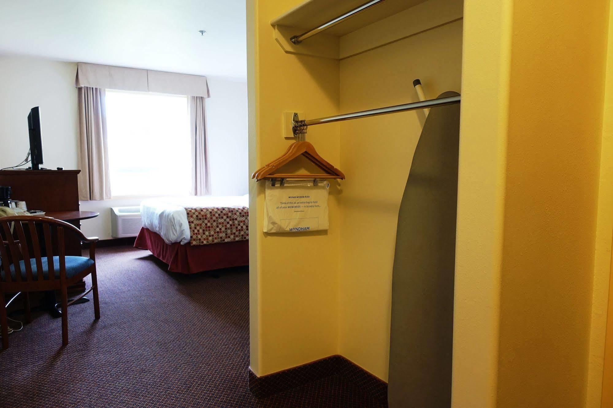 Super 8 By Wyndham Caraquet Otel Dış mekan fotoğraf